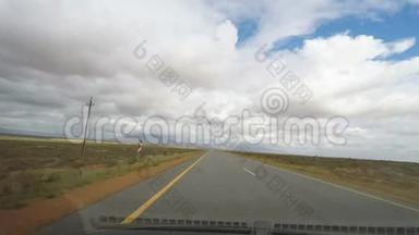 在南非的两条车道上开车。 从车载摄像头上看